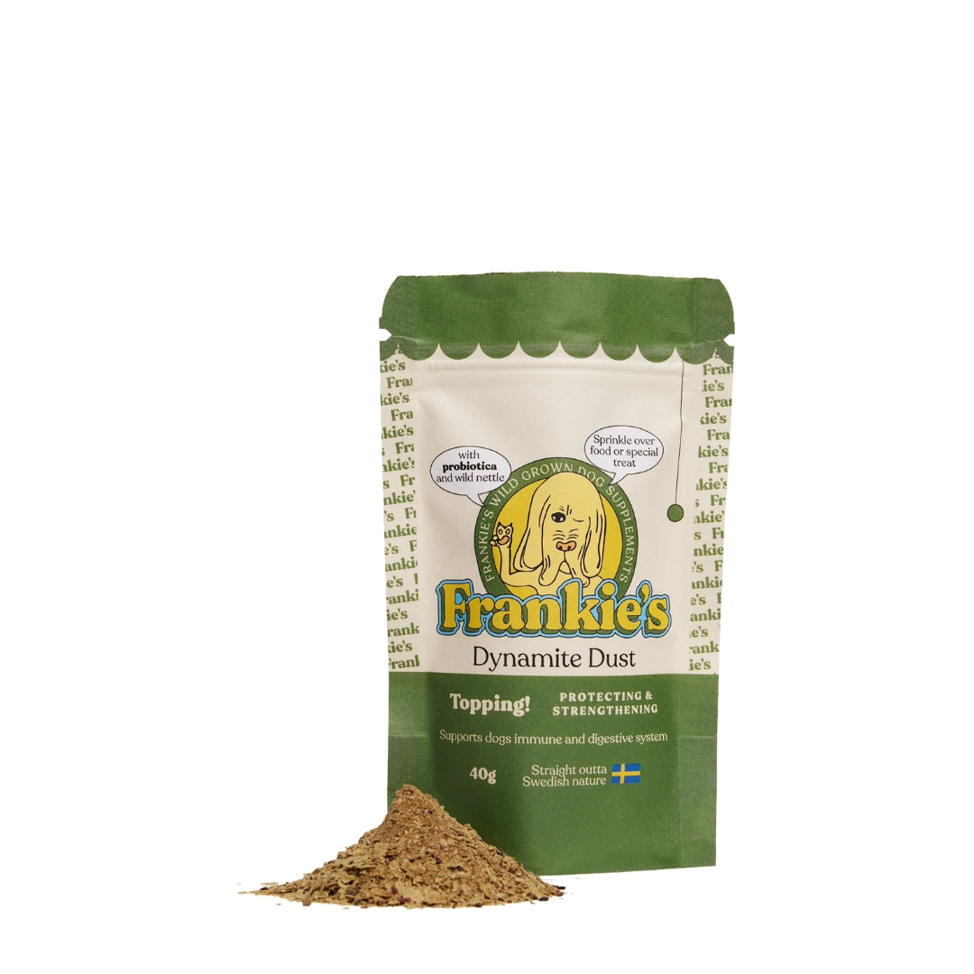 Frankie's Dynamite Dust Topper 40g, grön påse med örtpulverhög framför mot vit bakgrund