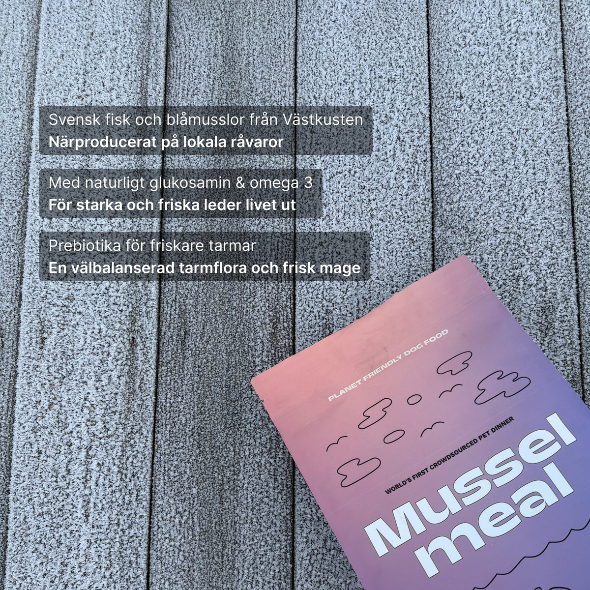 Påse med Glufs Musselmeal på en brygga