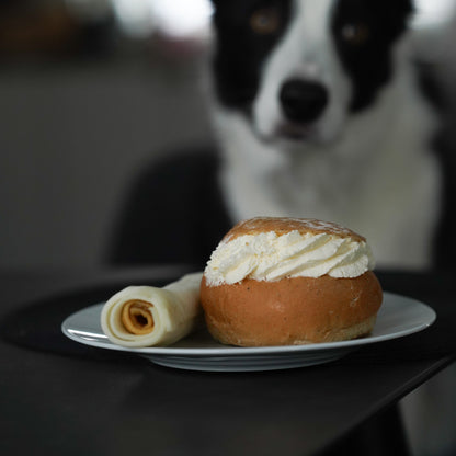 RAUH! - Skinksemla | Nötrulle fylld med griskinn (16cm 70g eller 16cm 100g)