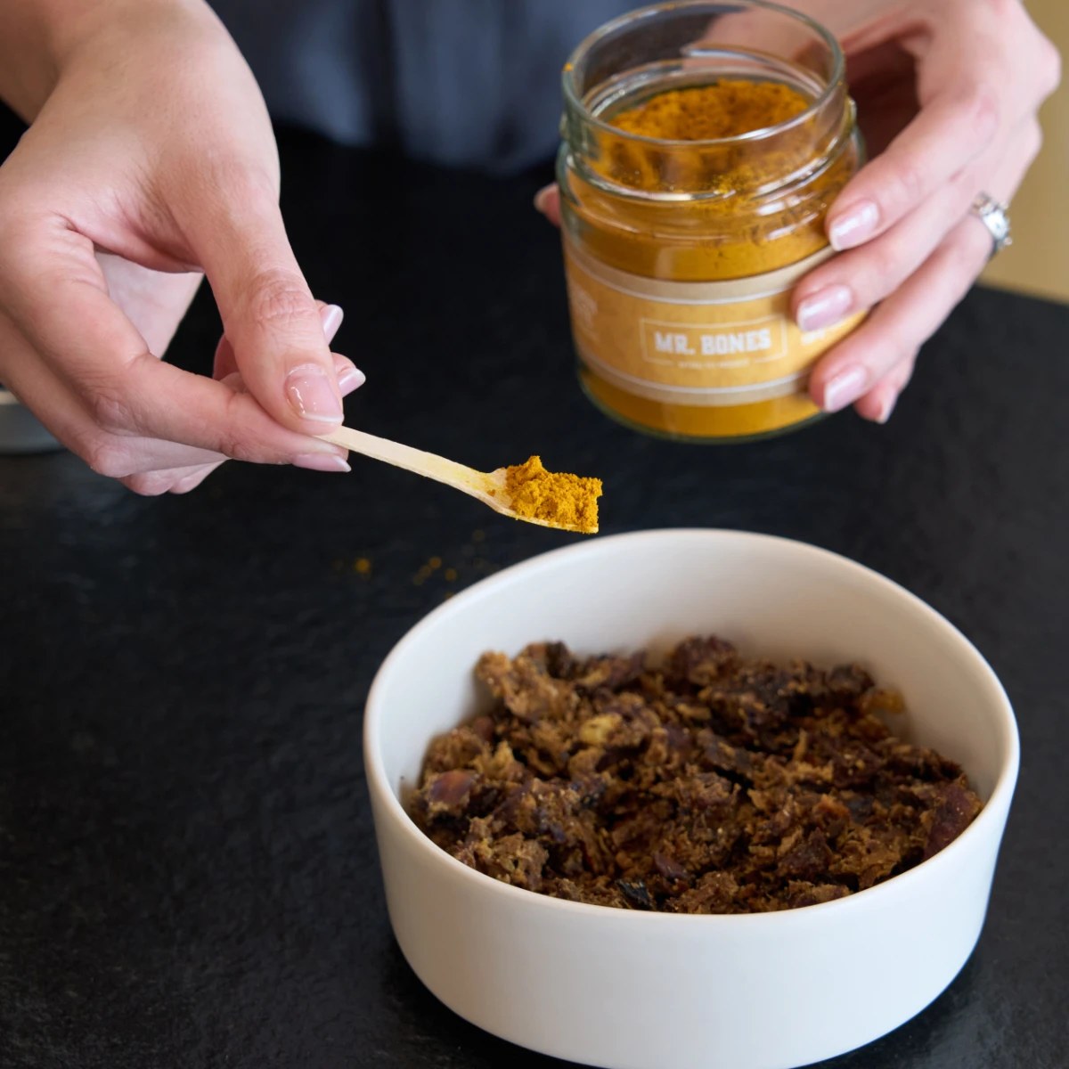 Sked med Golden Paste över hundmat