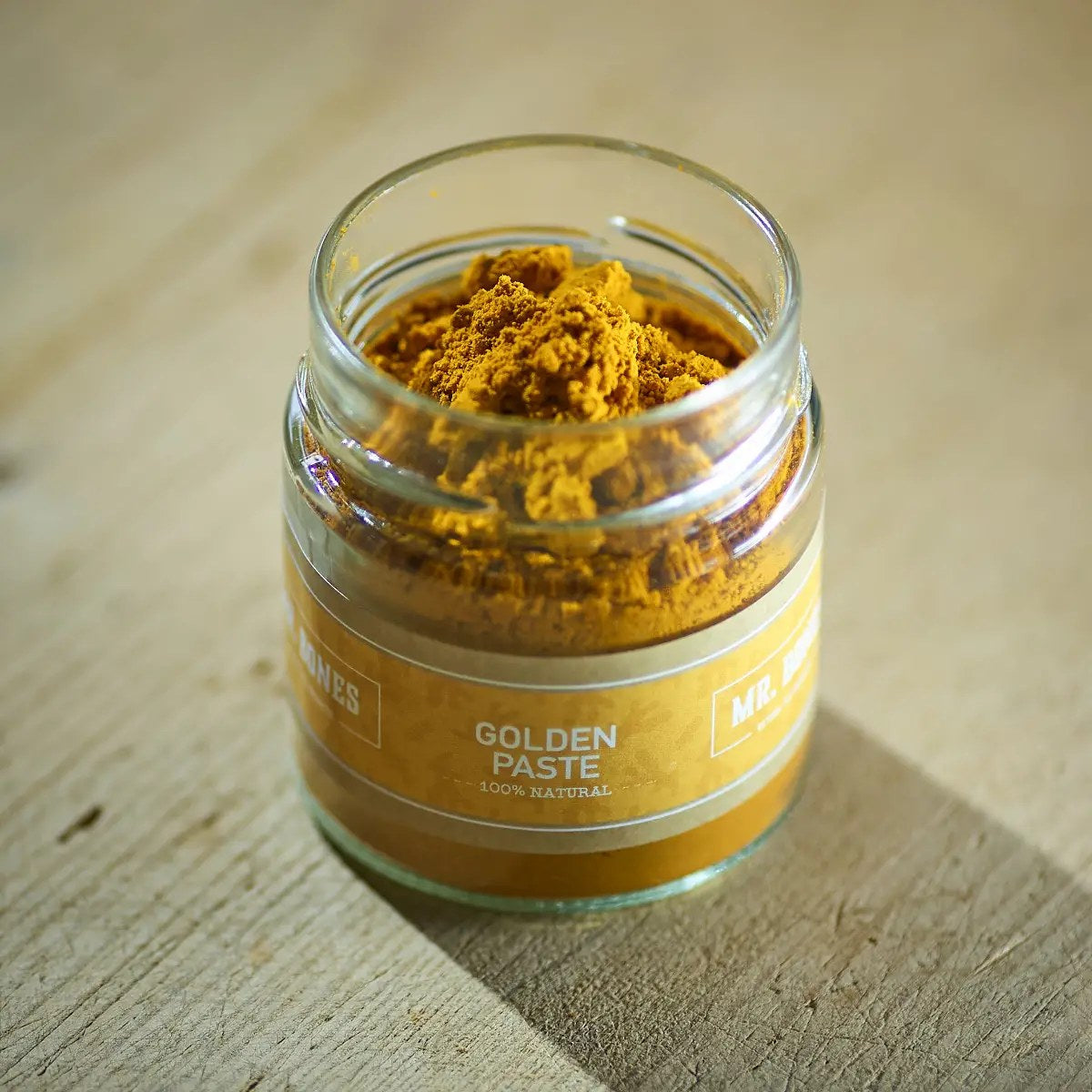 Glasburk med Mr. Bones Golden Paste i miljö
