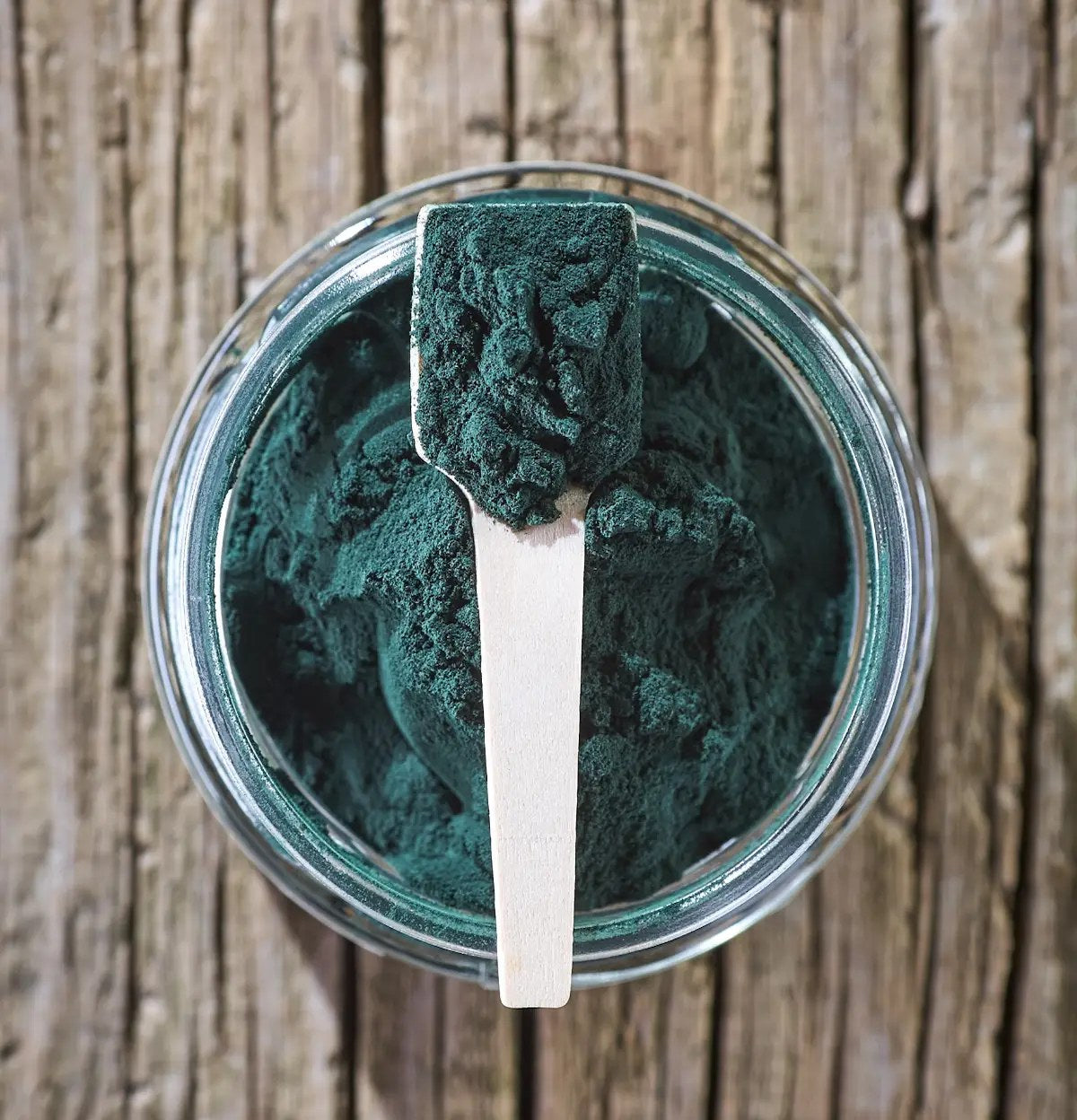 Glasburk med spirulinapulver sedd ovanifrån