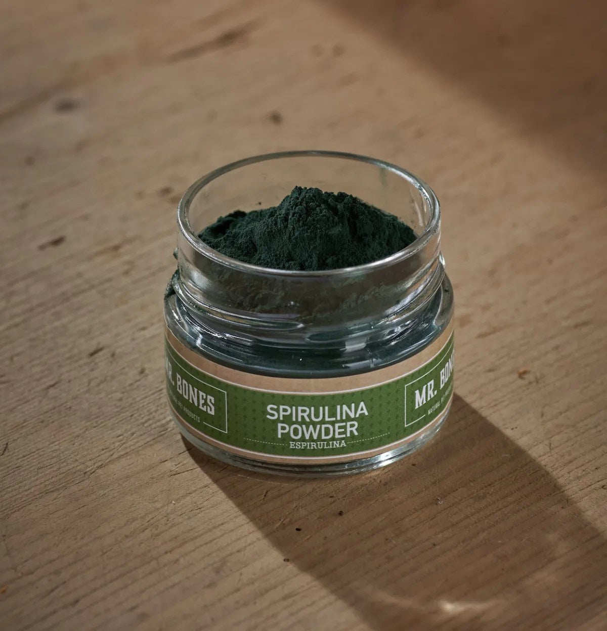 Glasburk med Mr. Bones spirulinapulver i miljö