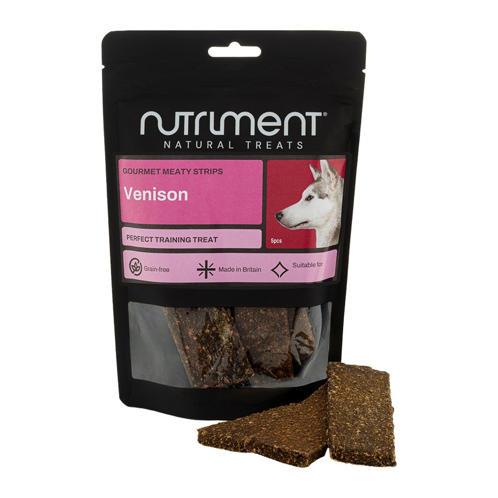 Nutriment Gourmet Meaty Strips Hjort 150g, svart påse med rosa etikett och godisstrips framför, mot vit bakgrund