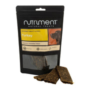 Nutriment Gourmet Meaty Strips Kalkon 150g, svart påse med gul etikett och godisstrips framför, mot vit bakgrund