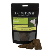 Nutriment Gourmet Meaty Strips Kanin 150g, svart påse med ljusgrön etikett och godisstrips framför, mot vit bakgrund