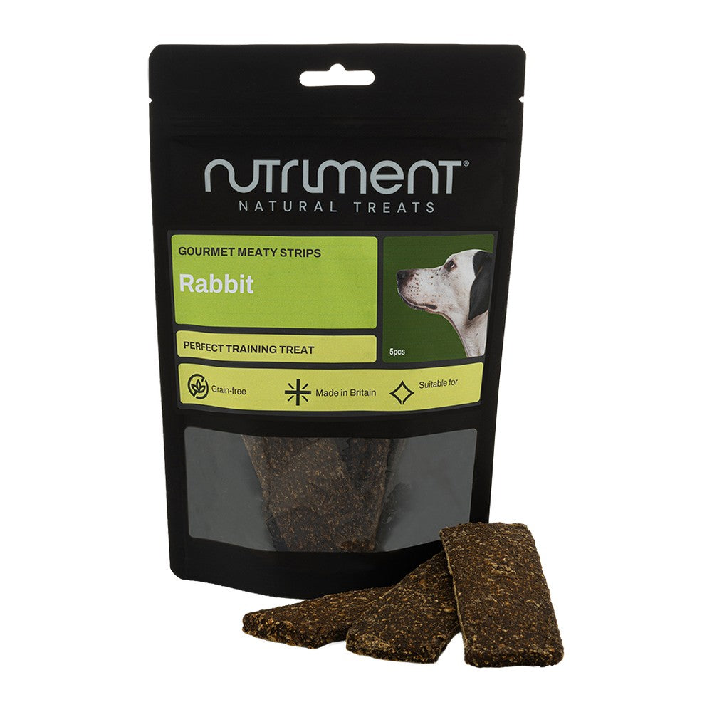 Nutriment Gourmet Meaty Strips Kanin 150g, svart påse med ljusgrön etikett och godisstrips framför, mot vit bakgrund