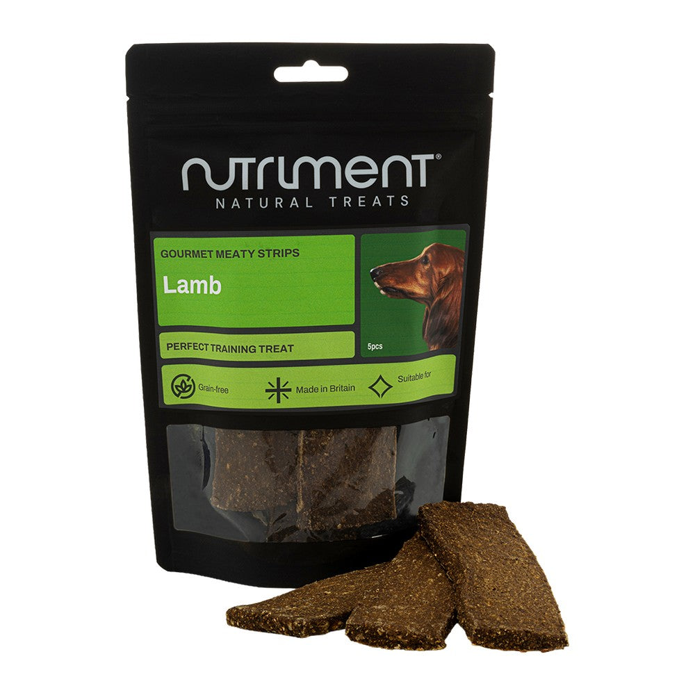Nutriment Gourmet Meaty Strips Lamm 150g, svart påse med grön etikett och godisstrips framför, mot vit bakgrund