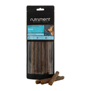 Nutriment Gourmet Pure Sticks Anka 100g, smal svart påse med ljusblå etikett och godispinnar framför, mot vit bakgrund