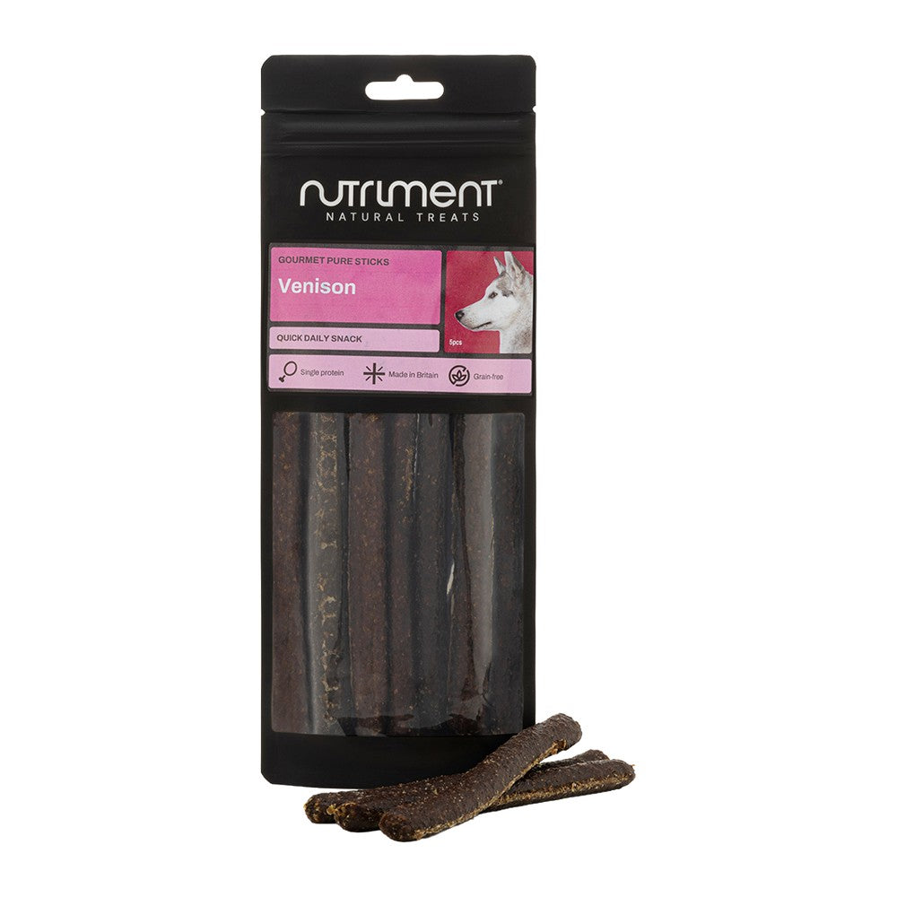 Nutriment Gourmet Pure Sticks Hjort 100g, smal svart påse med rosa etikett och godispinnar framför, mot vit bakgrund