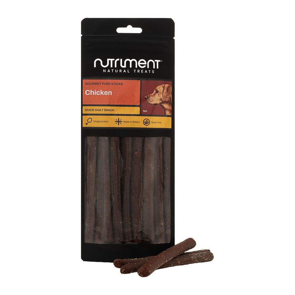 Nutriment Gourmet Pure Sticks Kyckling 100g, smal svart påse med orange etikett och godispinnar framför, mot vit bakgrund