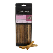 Nutriment Gourmet Pure Sticks Lax 100g, smal svart påse med rosa etikett och godispinnar framför, mot vit bakgrund