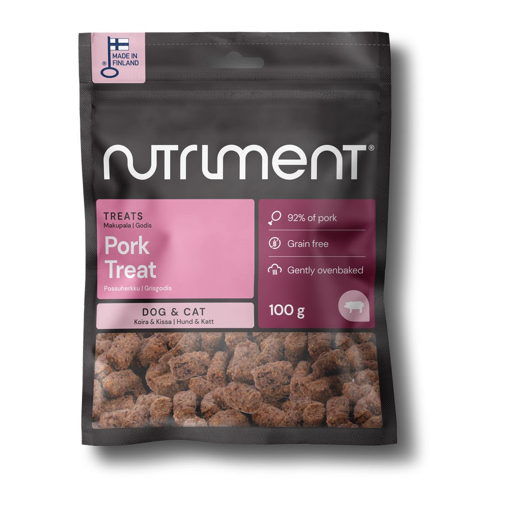 Nutriment Pork Treat grisgodis 100g, svart påse med rosa etikett mot vit bakgrund