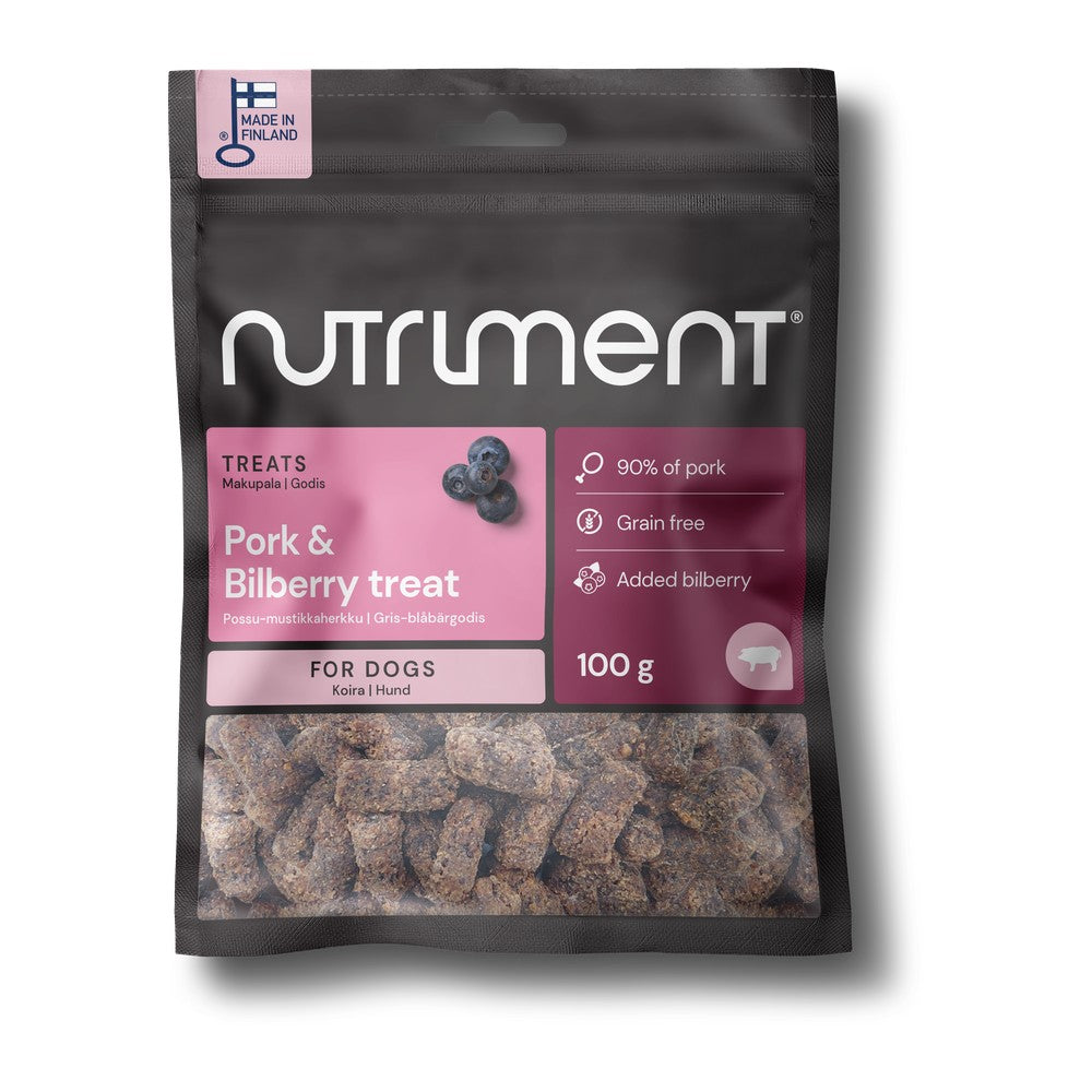 Nutriment Pork & Bilberry Treat griskött och blåbär 100g, svart påse med rosa etikett mot vit bakgrund
