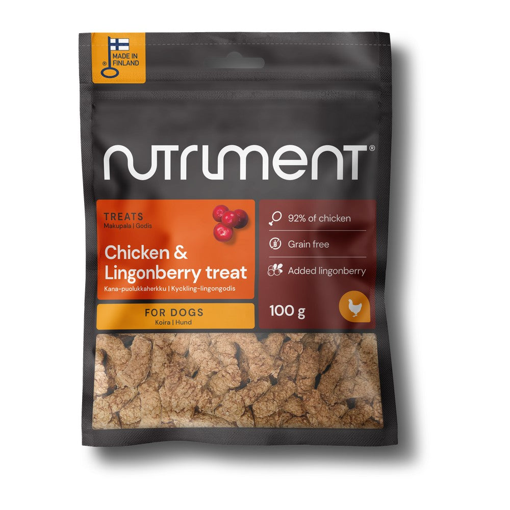Nutriment Chicken & Lingonberry Treat kycklingkött och lingon 100g, svart påse med orange etikett mot vit bakgrund