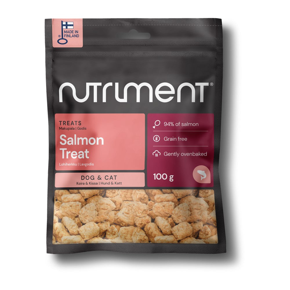 Nutriment Salmon Treat laxgodis 100g, svart påse med rosa etikett mot vit bakgrund